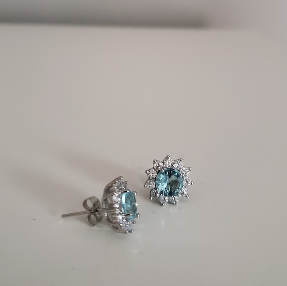Gorgeous Aquamarine halo earrings NIB - Picture 2 of 7